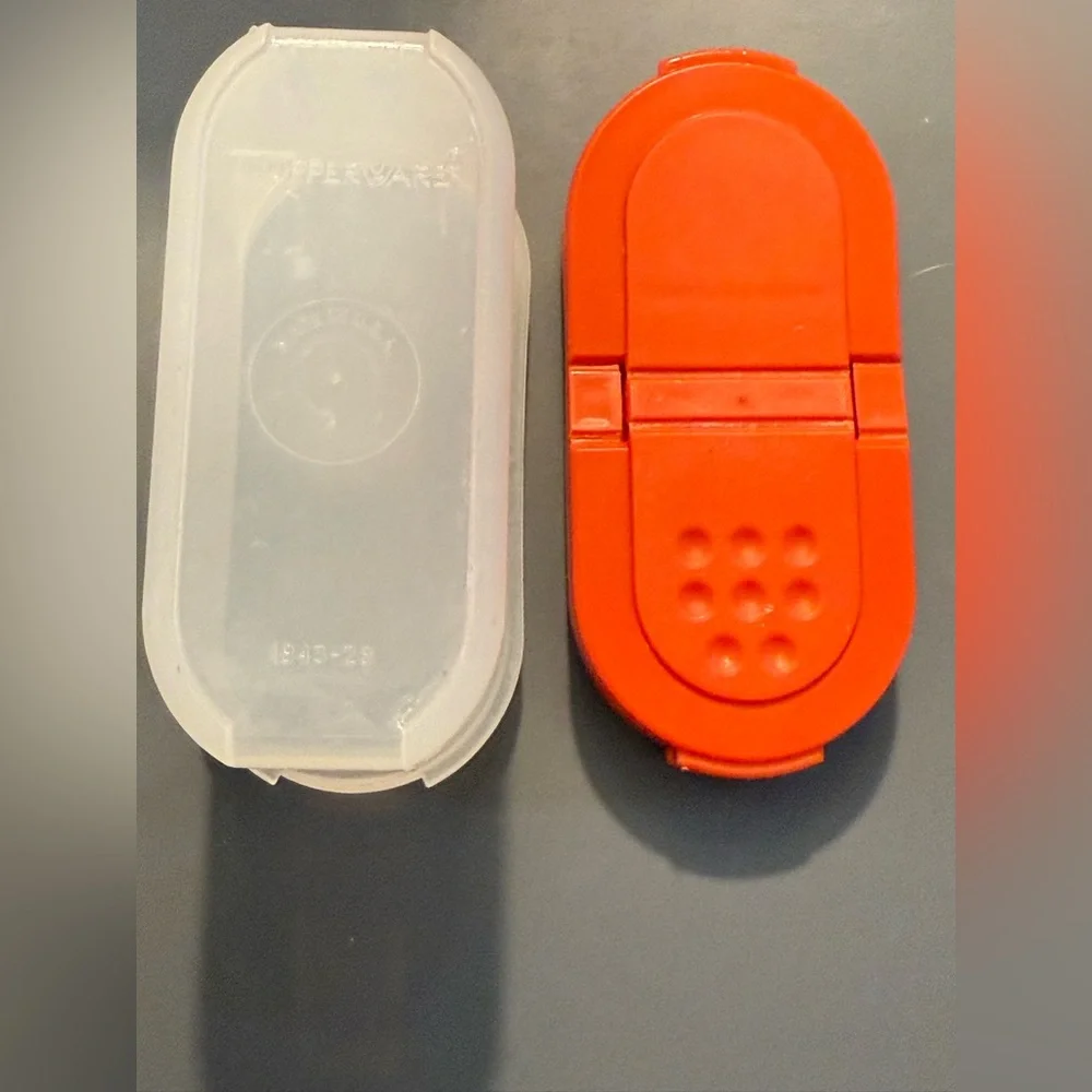 Tupperware Yellow Quick Shake & mini spice salt pepper Vintage set 5 pieces - Picture 4 of 6